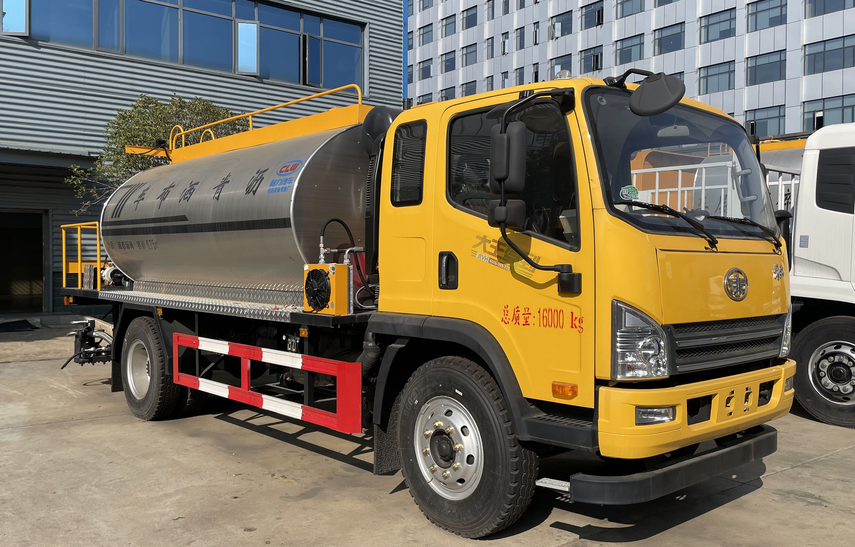 解放8.75方瀝青灑布車(chē)